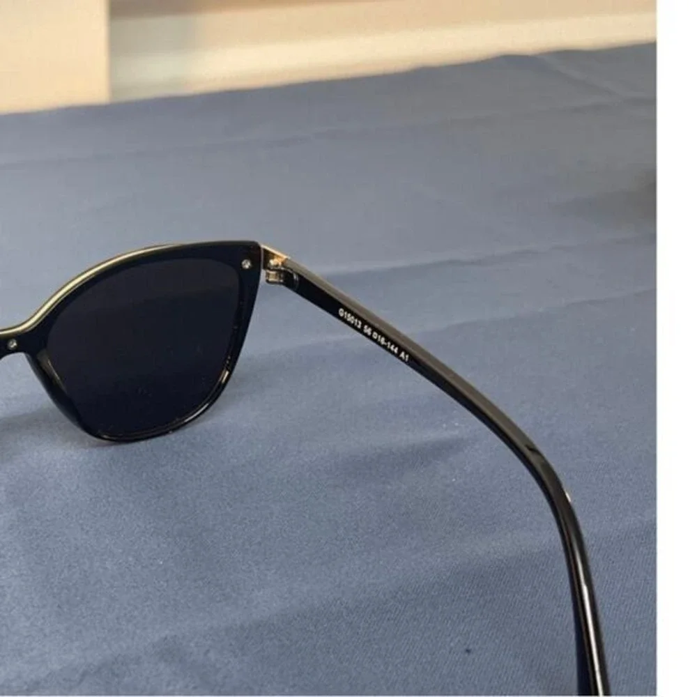 Black Cat Eye Sunglasses with Gold Brow Bar Accents‎ G15013 56-18-144